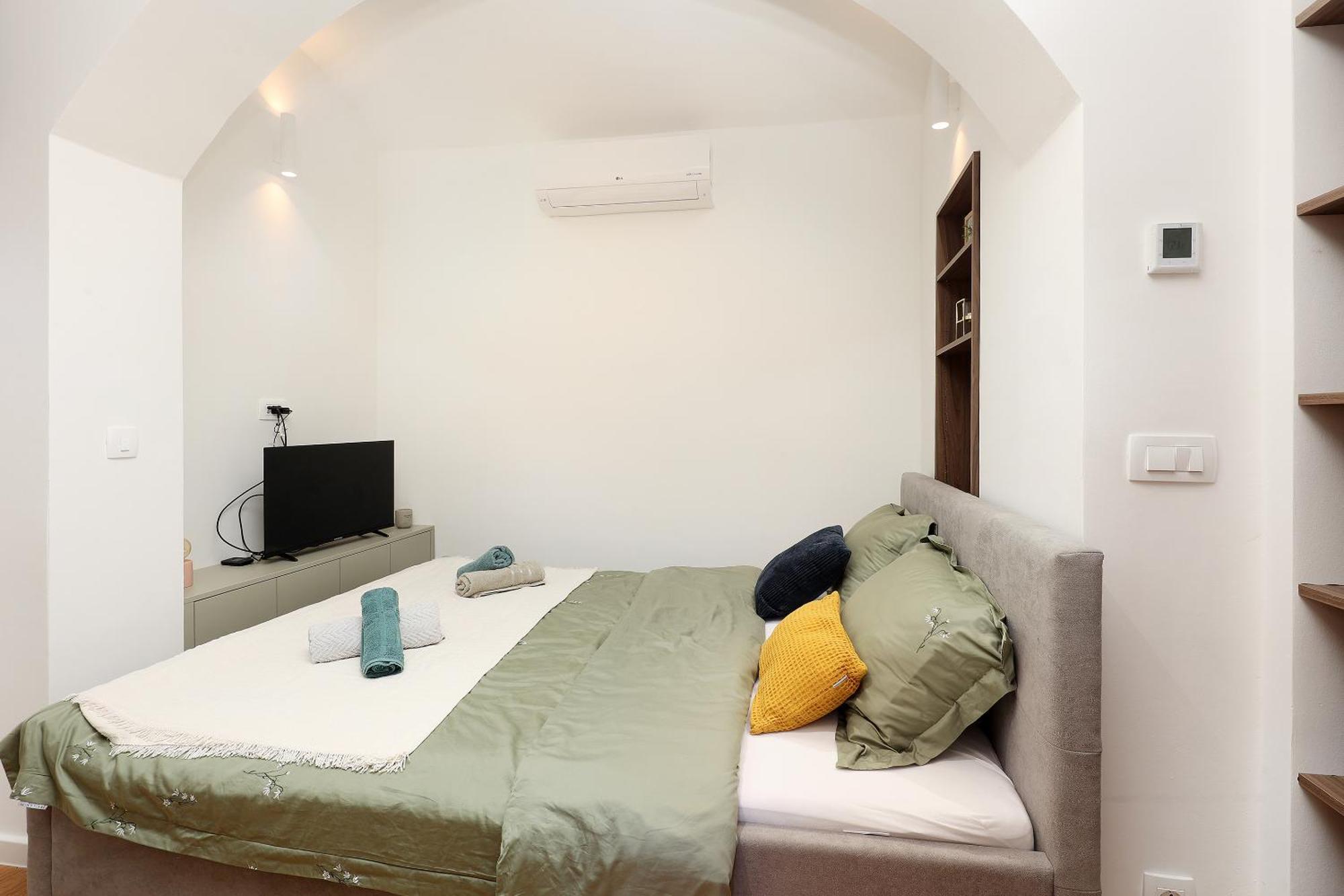 La Verita 1 St Line With Garden Apartman *